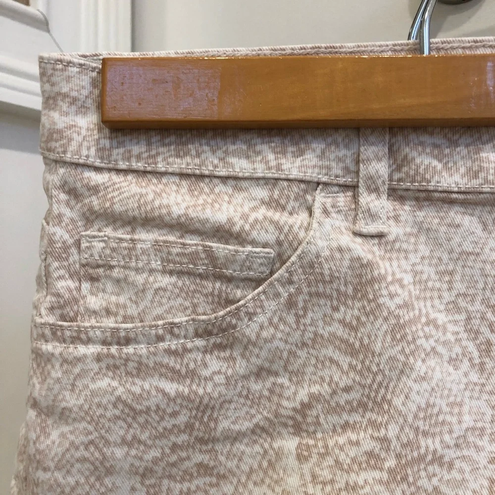 Twill Pattern Mid Rise Shorts - Picture 3 of 6